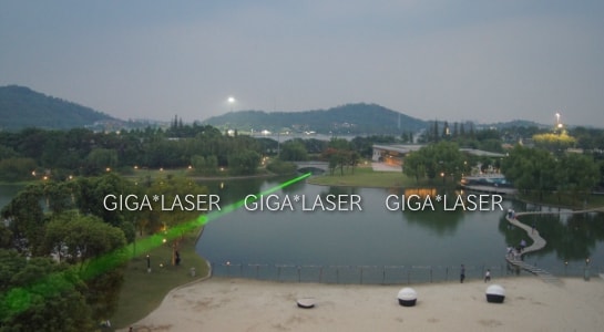 夕方、橋の下へのレーザー照射