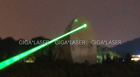 夜間時、レーザー光線の見え方