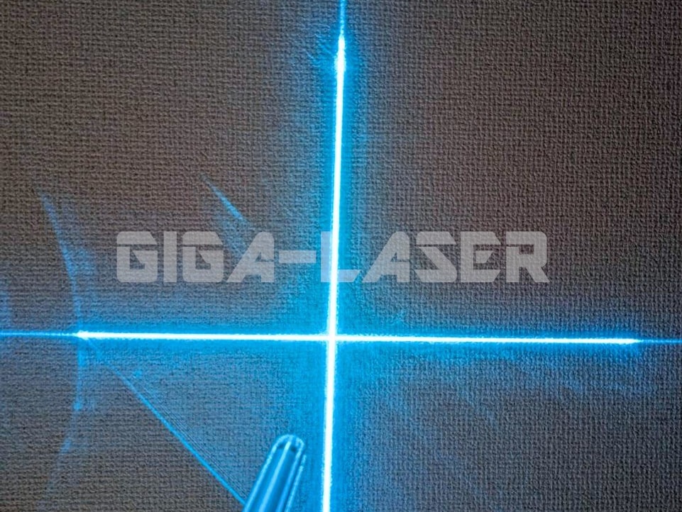 CSP485ブルレーザーのクロスライン(十字線)照射。