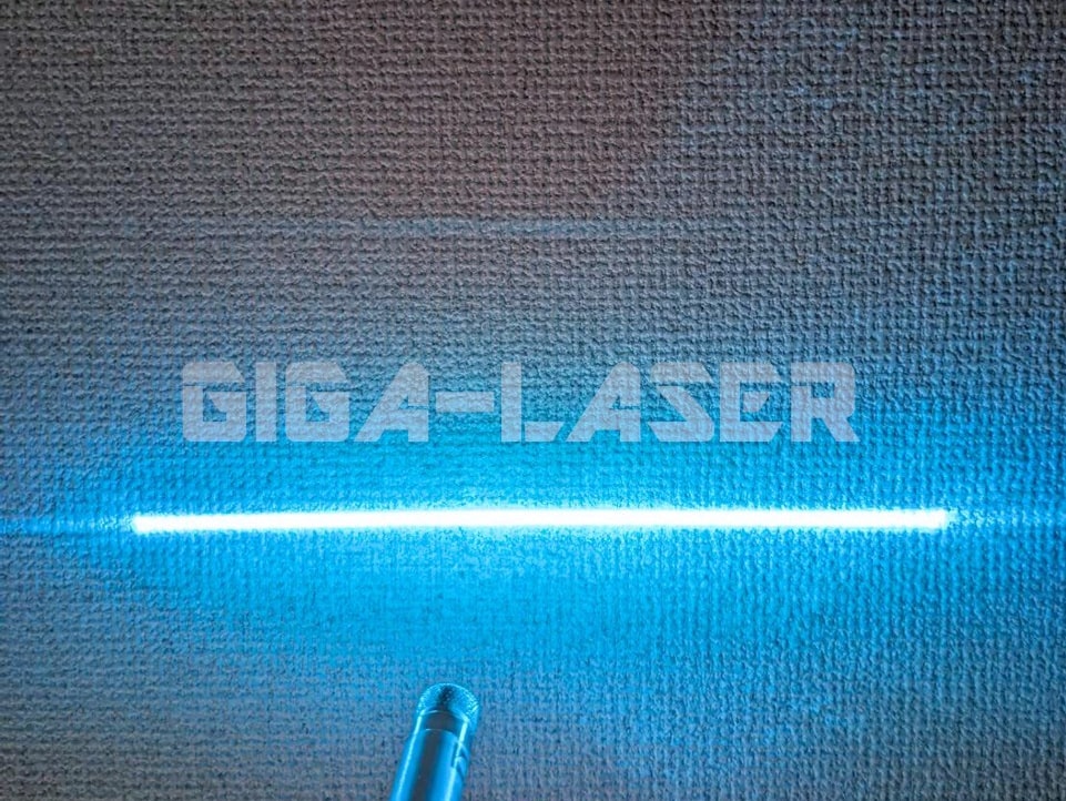 CSP485ブルーレーザーポインターのストレートライン(一字線)照射。