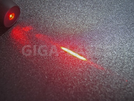 赤色レーザー照射